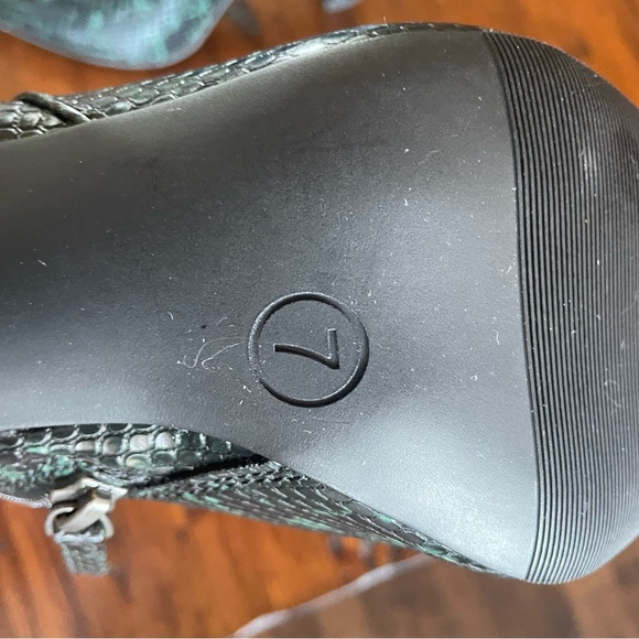 Scoop green faux snake booties size 7 - Picture 6 of 6